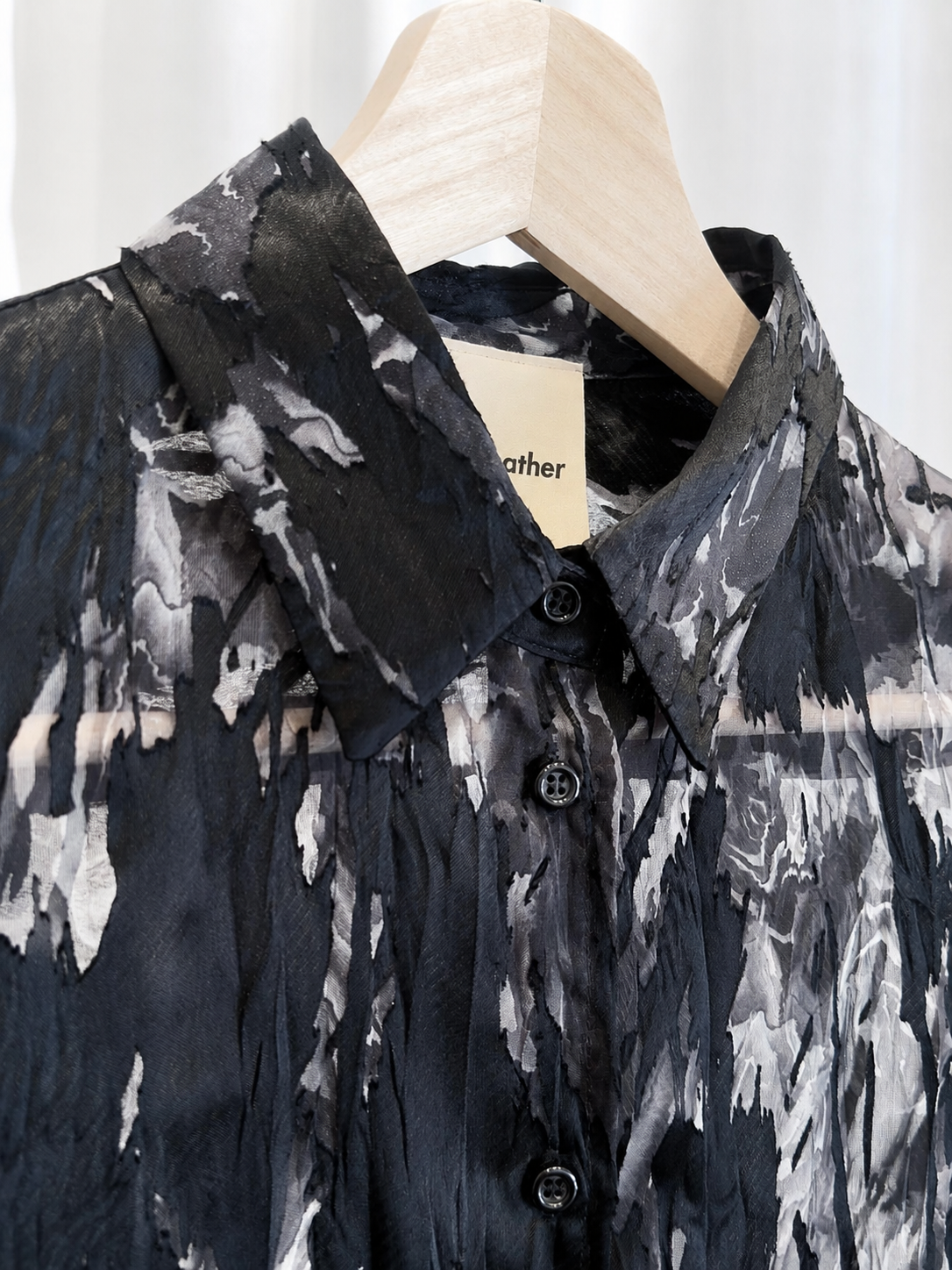 Camisa semitransparente con estampado abstracto flor