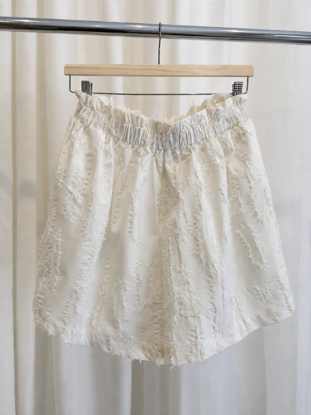 Bermuda con textura y cintura elástica en blanco roto