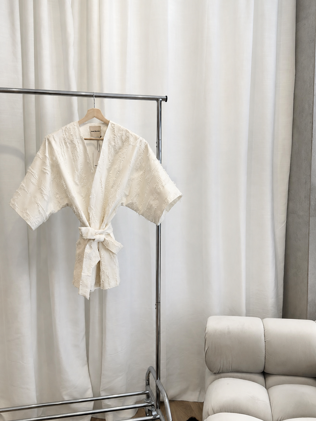 Kimono con textura y cinturón en blanco roto