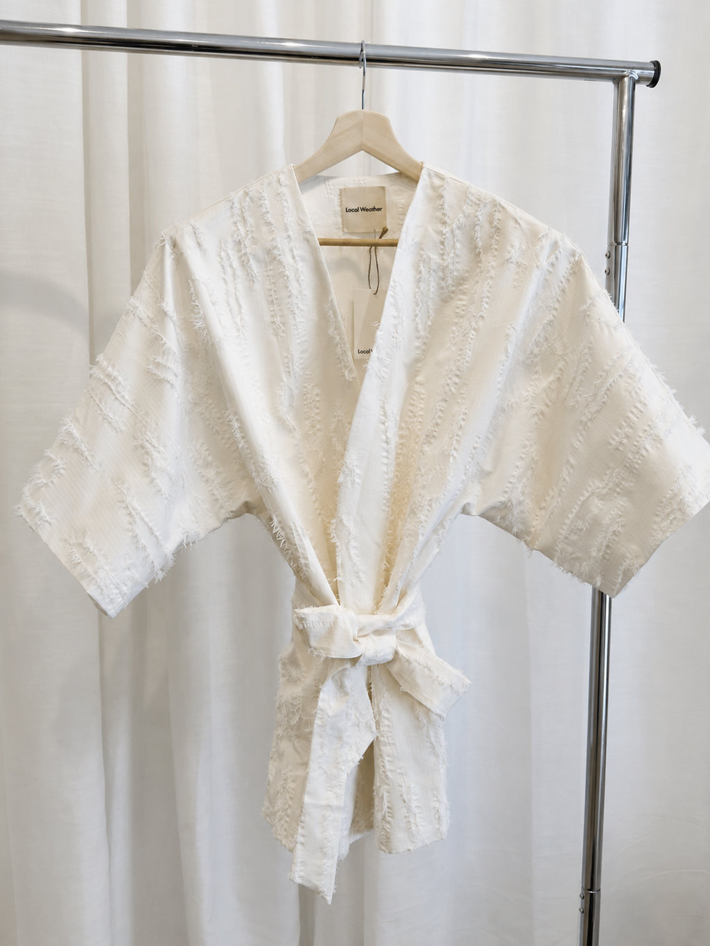 Kimono con textura y cinturón en blanco roto