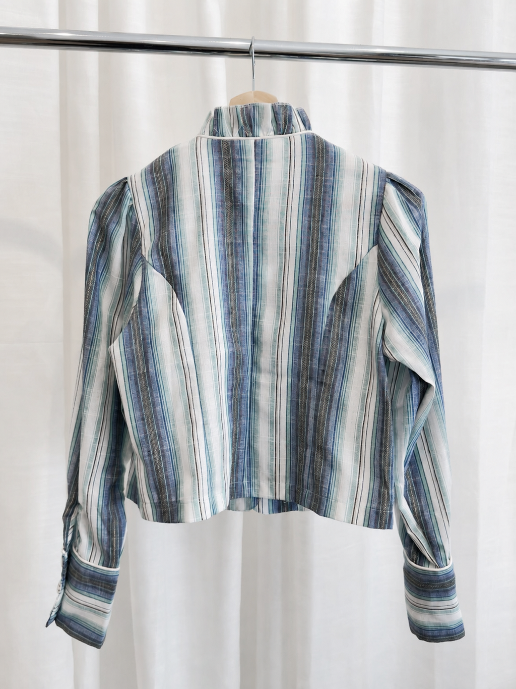 Blusa de rayas con cuello de volante
