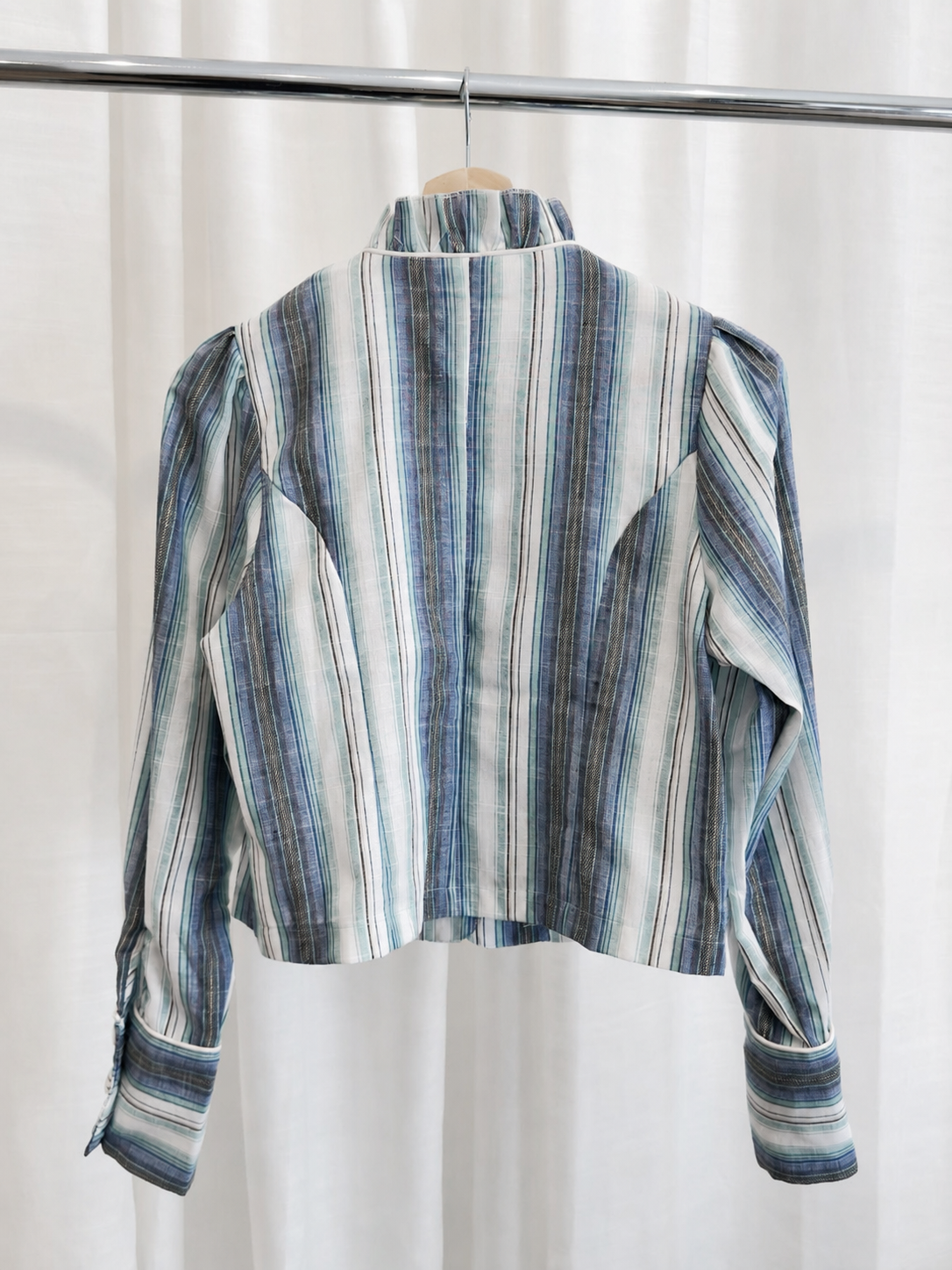 Blusa de rayas con cuello de volante