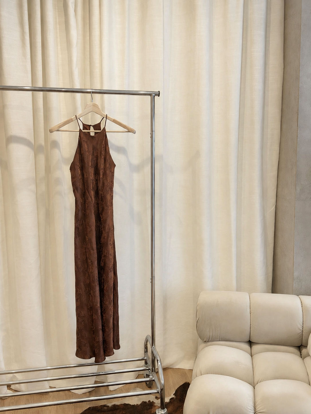 Vestido largo satinado en marrón chocolate