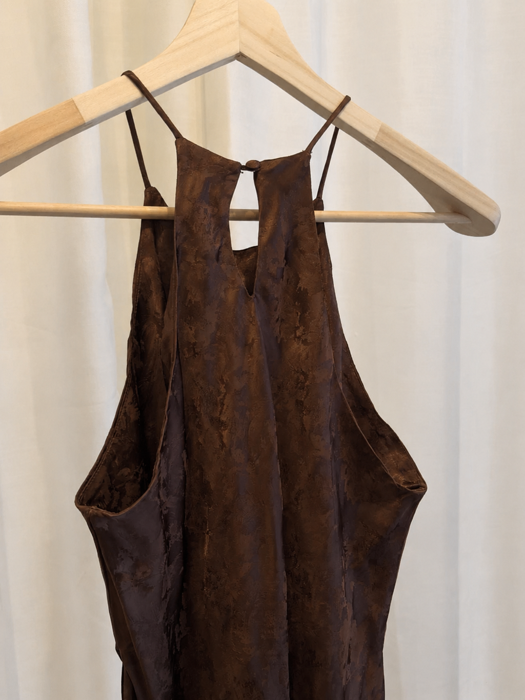 Vestido largo satinado en marrón chocolate