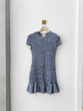 Vestido corto de rayas con fruncido y volante