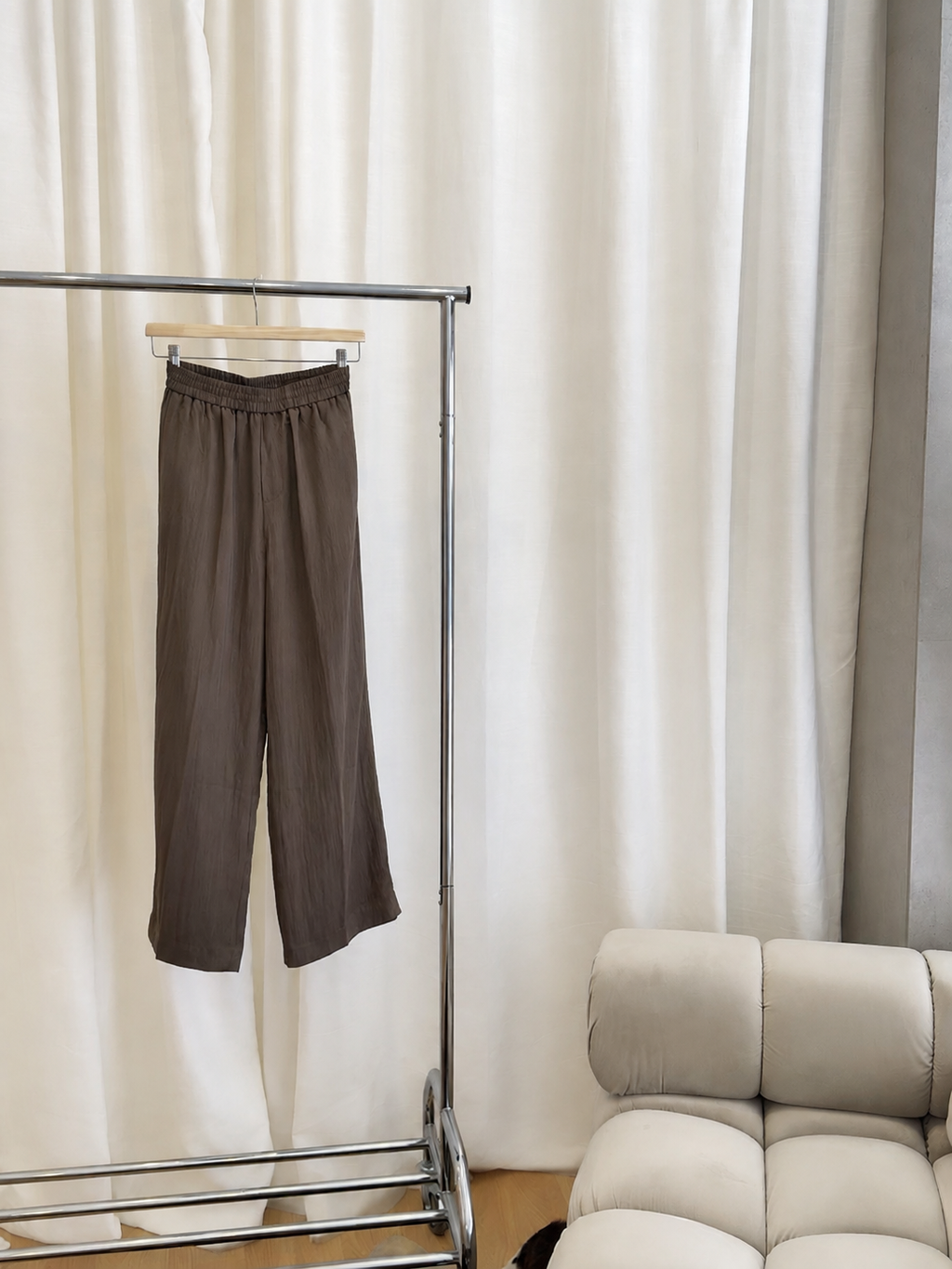 Pantalón fluido con cintura elástica en tono topo