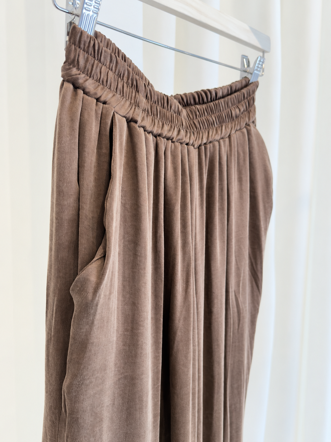 Pantalón fluido con cintura elástica