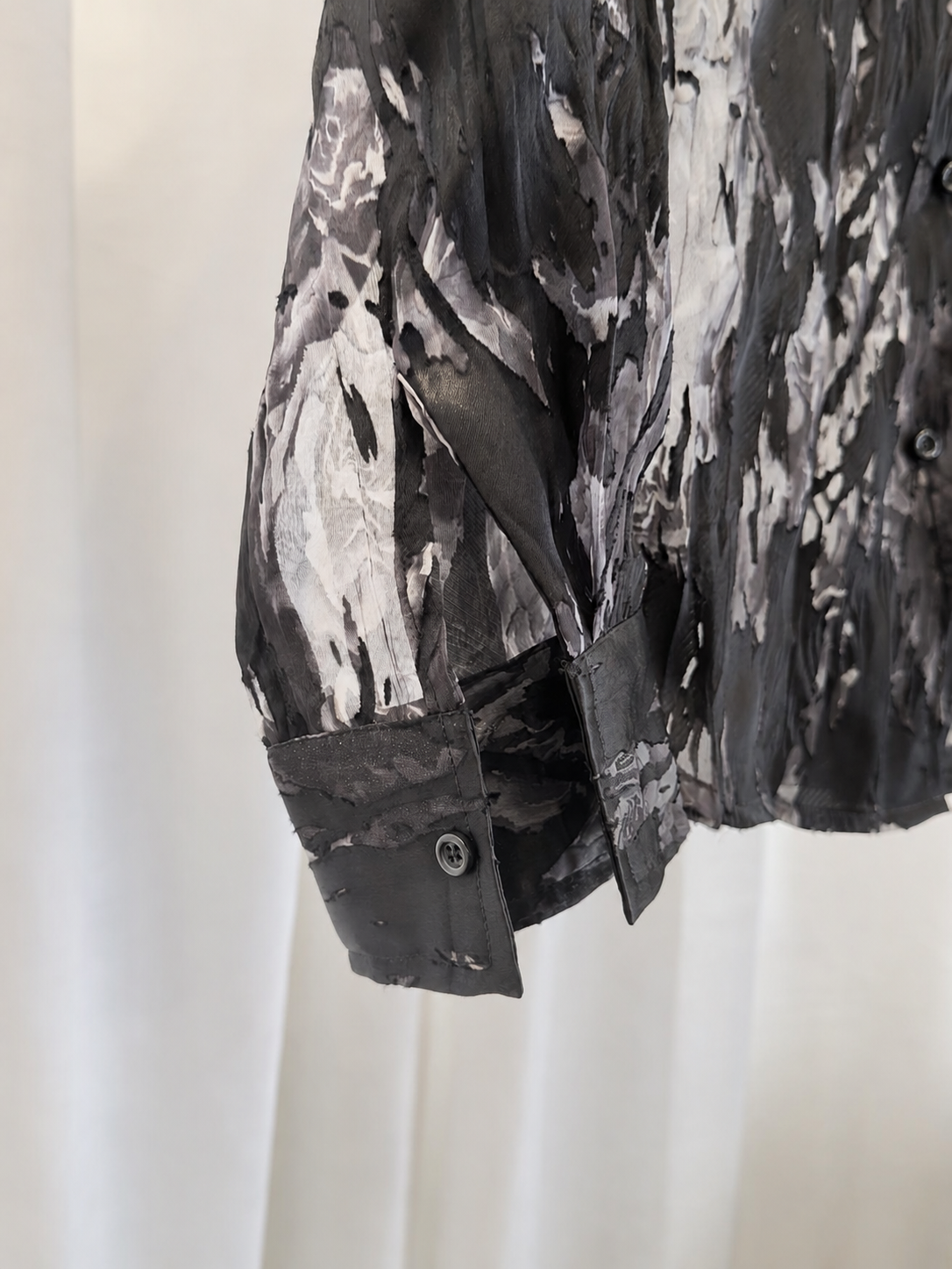 Camisa semitransparente con estampado abstracto flor