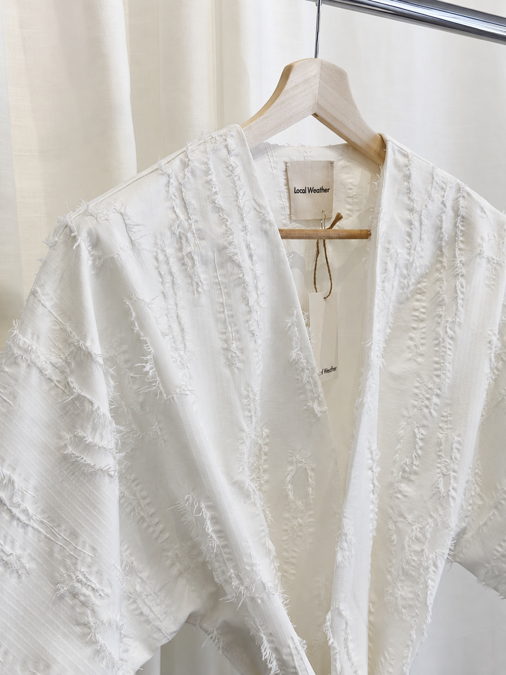 Kimono con textura y cinturón en blanco roto