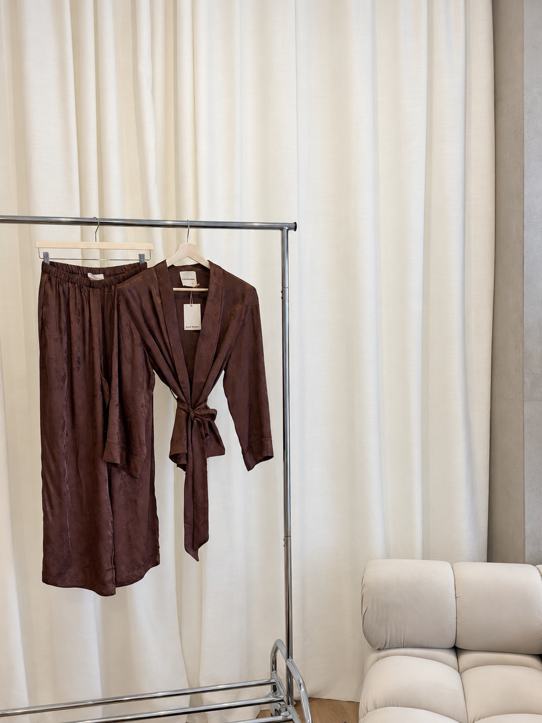 Pantalón satinado en marrón chocolate