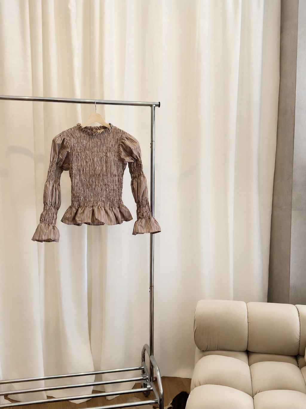 Blusa de rayas con nido de abeja y volantes
