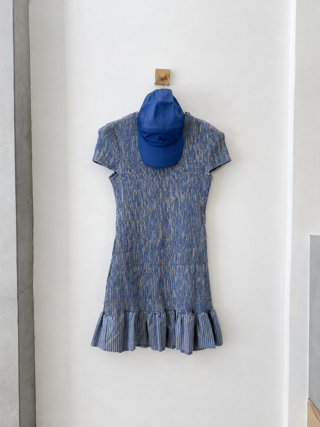 Vestido corto de rayas con fruncido y volante