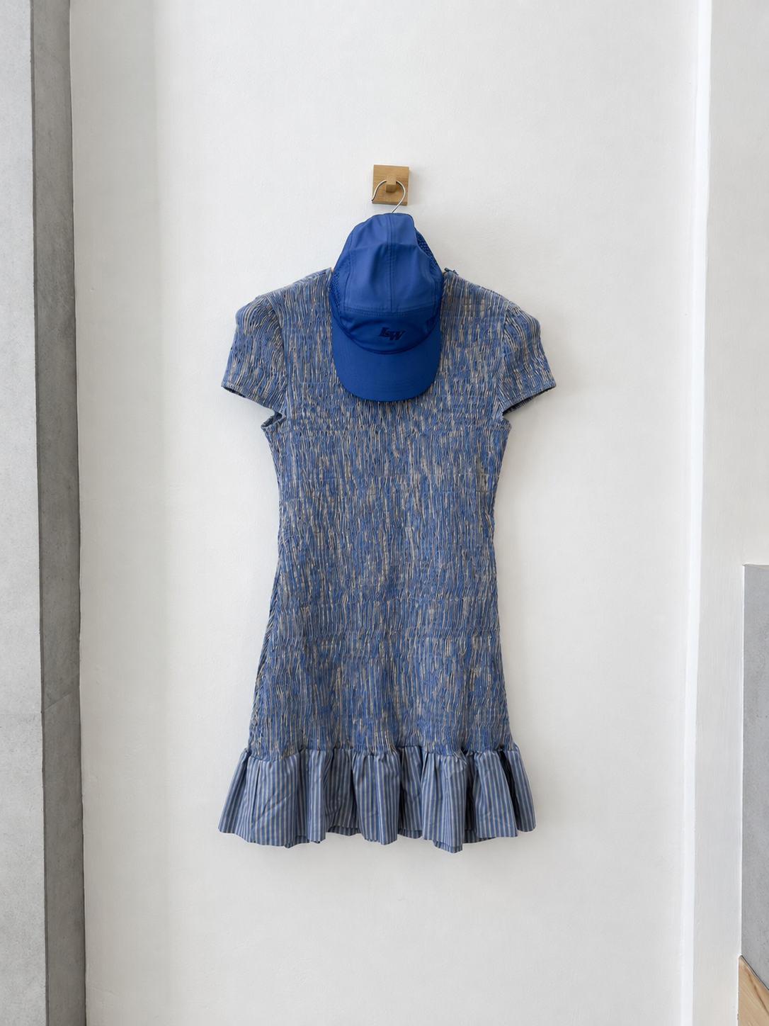 Vestido corto de rayas con fruncido y volante