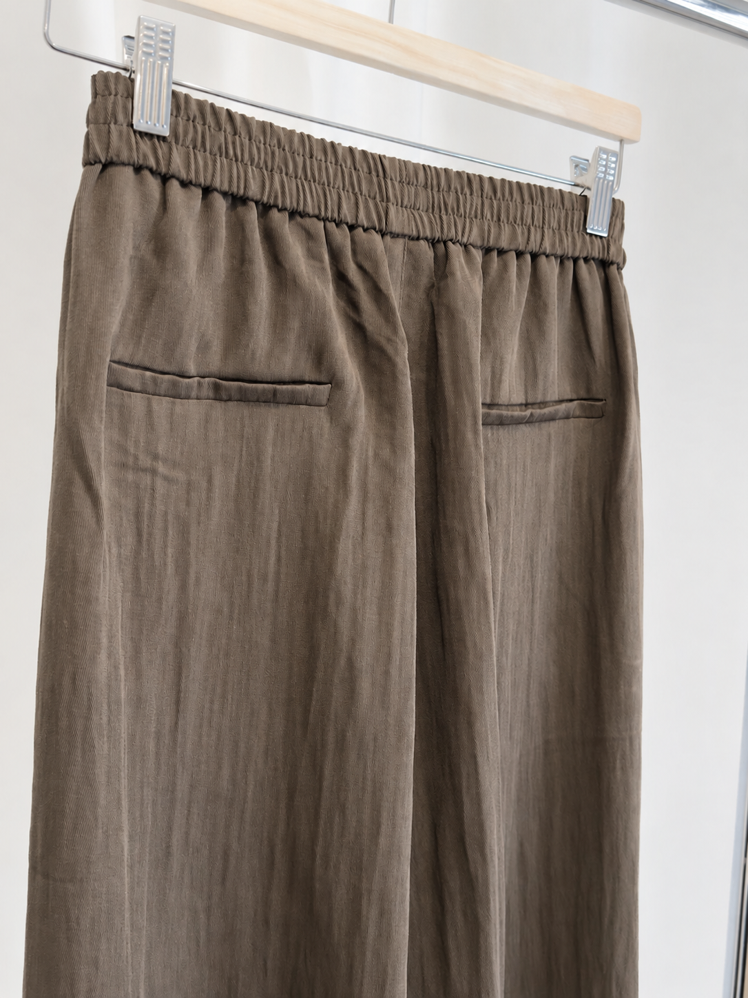 Pantalón fluido con cintura elástica en tono topo