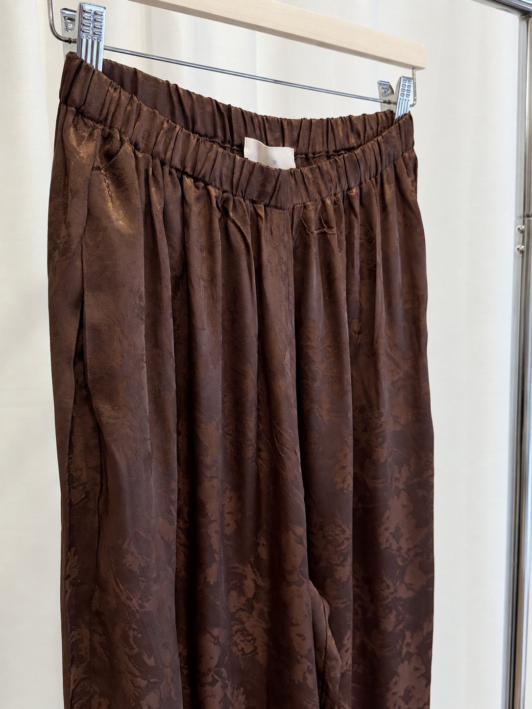 Pantalón satinado en marrón chocolate