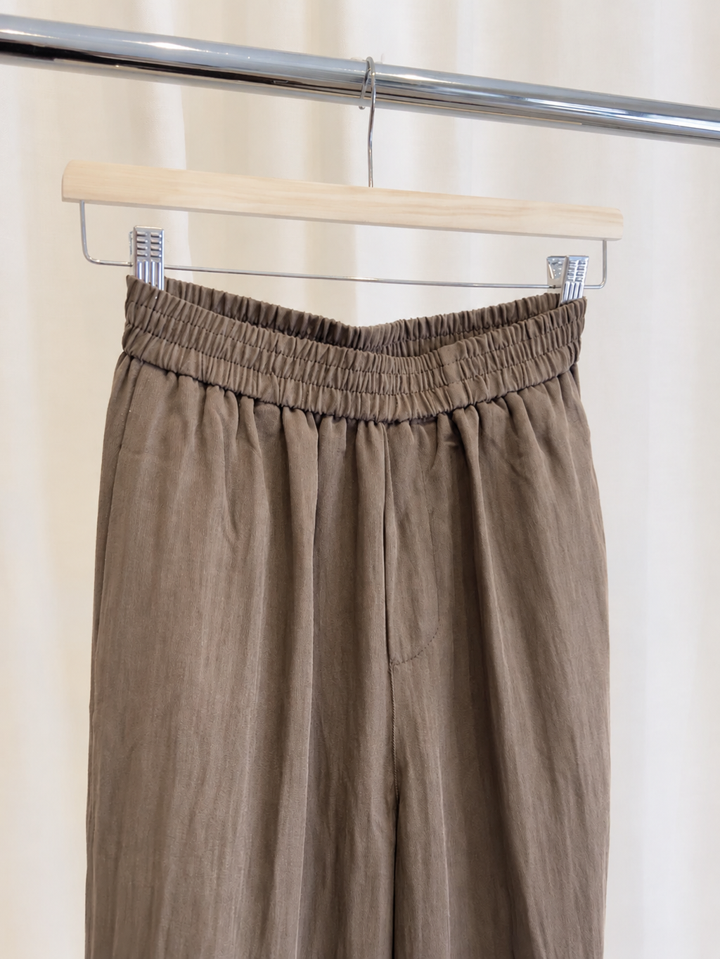 Pantalón fluido con cintura elástica en tono topo