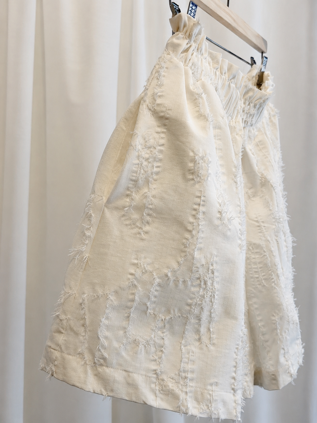 Bermuda con textura y cintura elástica en blanco roto
