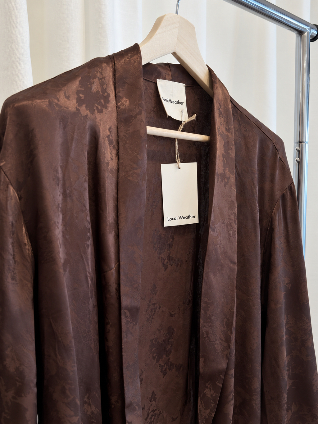 Kimono satinado en marrón chocolate