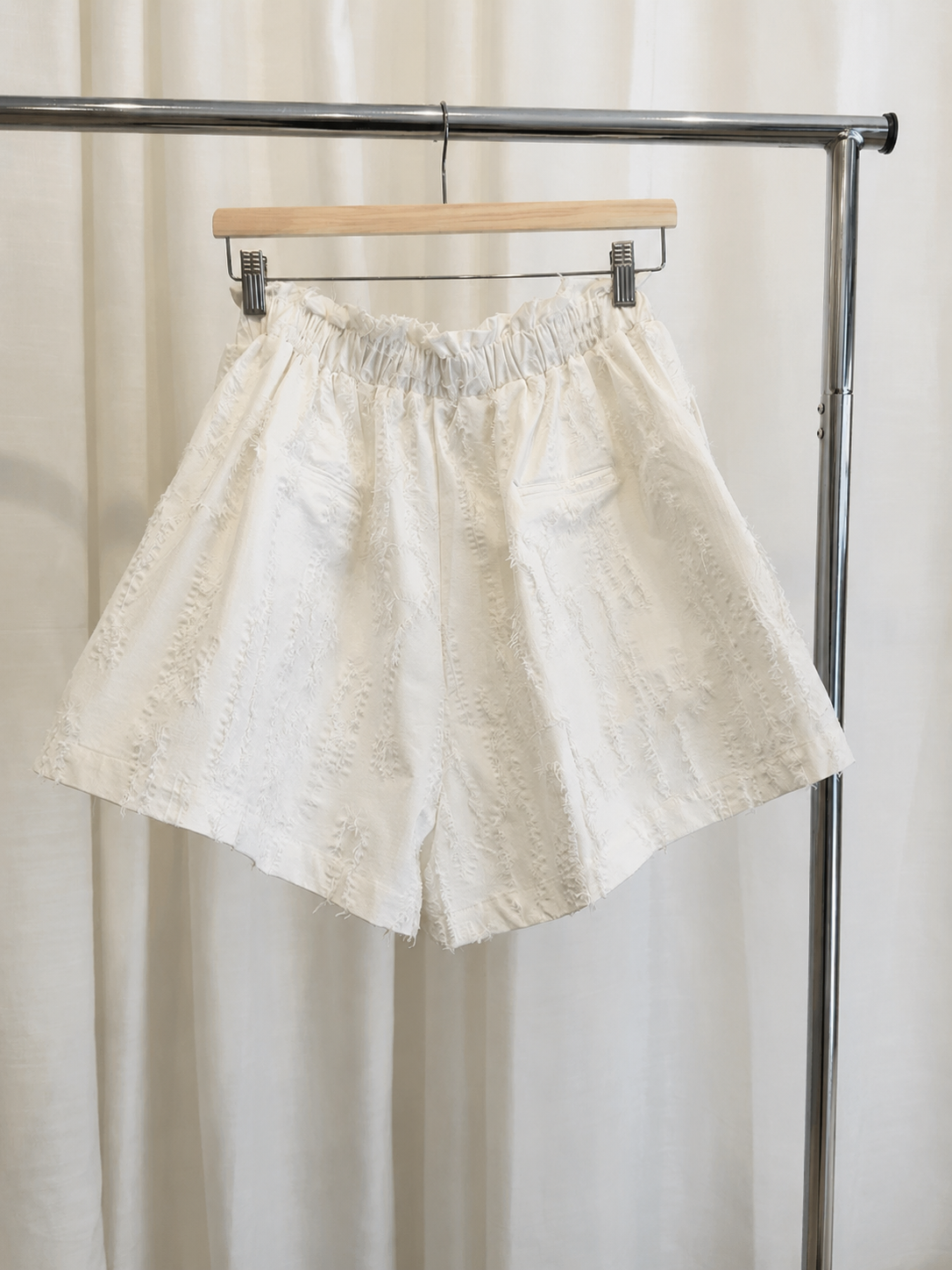 Bermuda con textura y cintura elástica en blanco roto