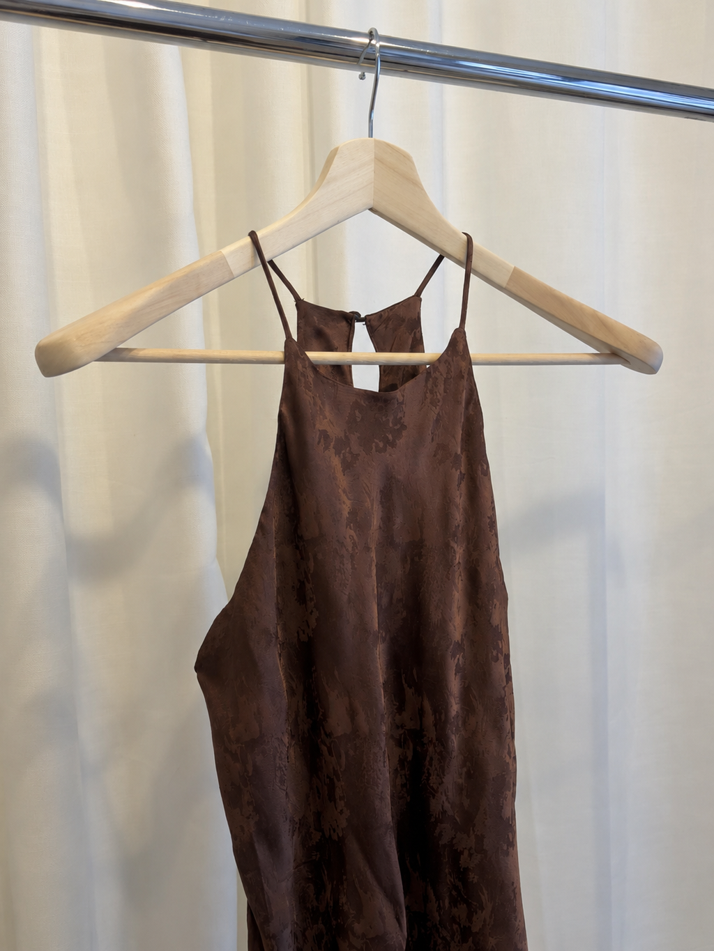 Vestido largo satinado en marrón chocolate