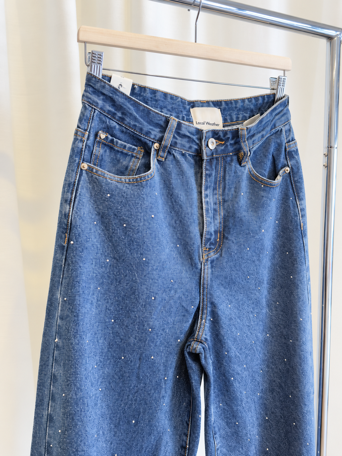 Pantalón denim con cristales en azul lavado