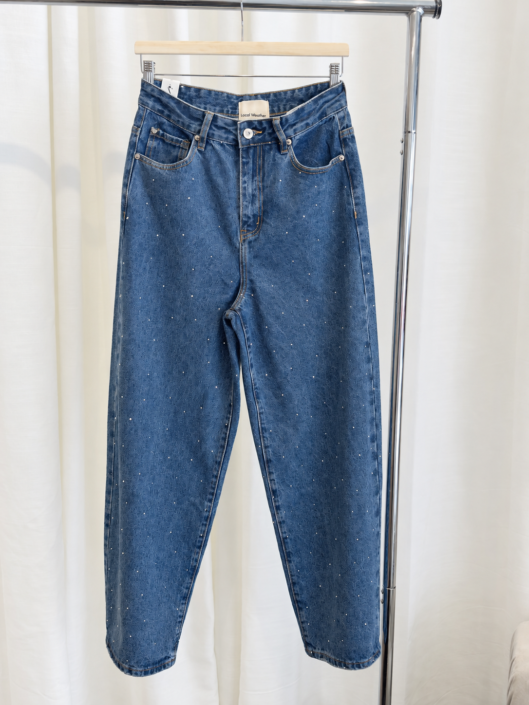 Pantalón denim con cristales en azul lavado