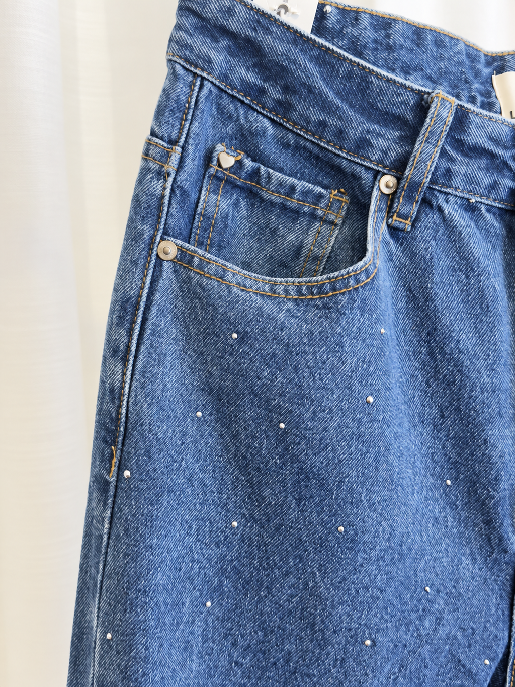 Pantalón denim con cristales en azul lavado