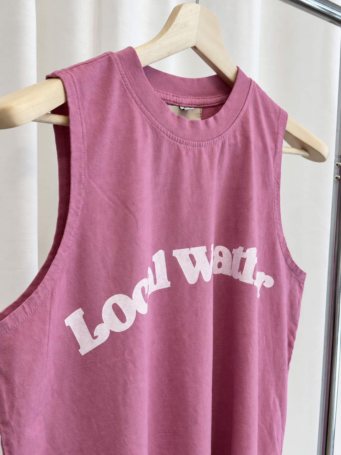 Camiseta rosa sin mangas con logo Local Weather efecto washed