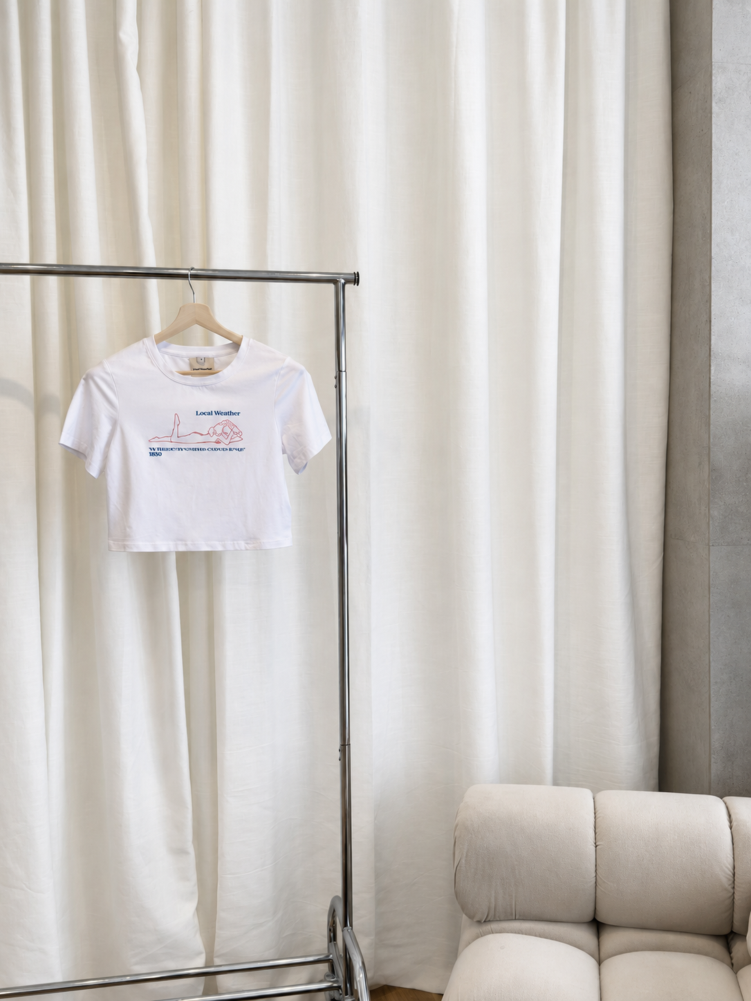 Camiseta baby tee con estampado gráfico