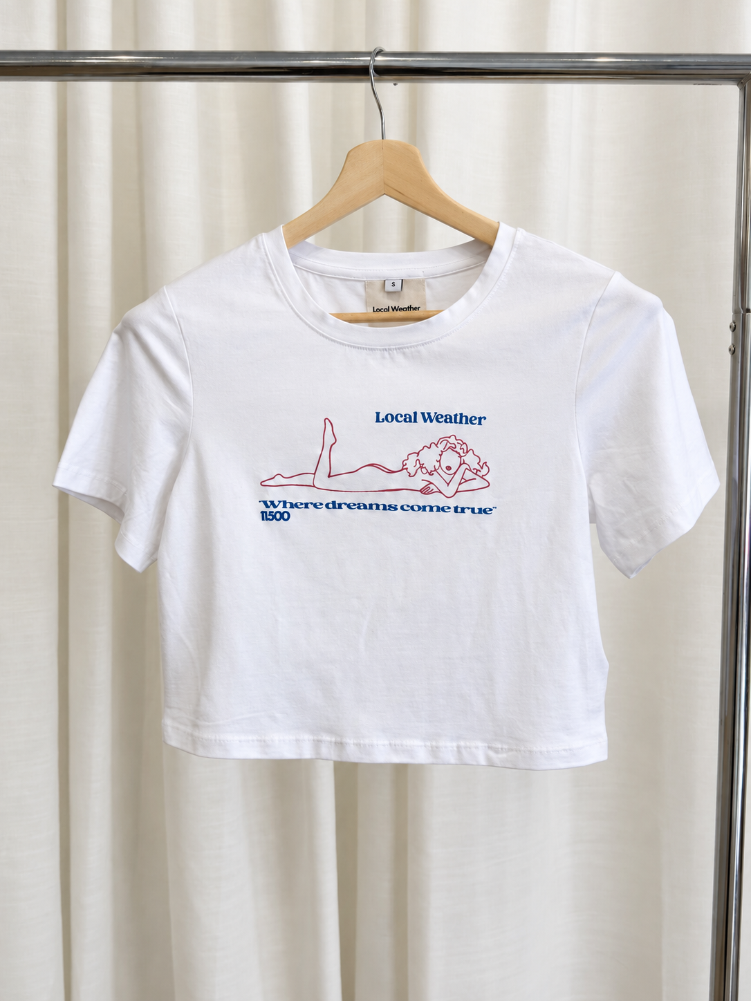 Camiseta baby tee con estampado gráfico
