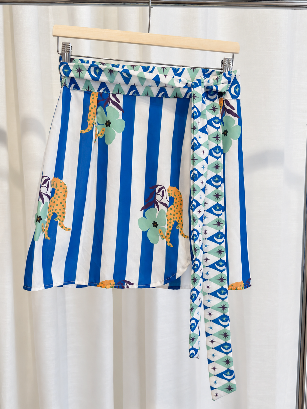 Falda pareo estampada con lazada en contraste