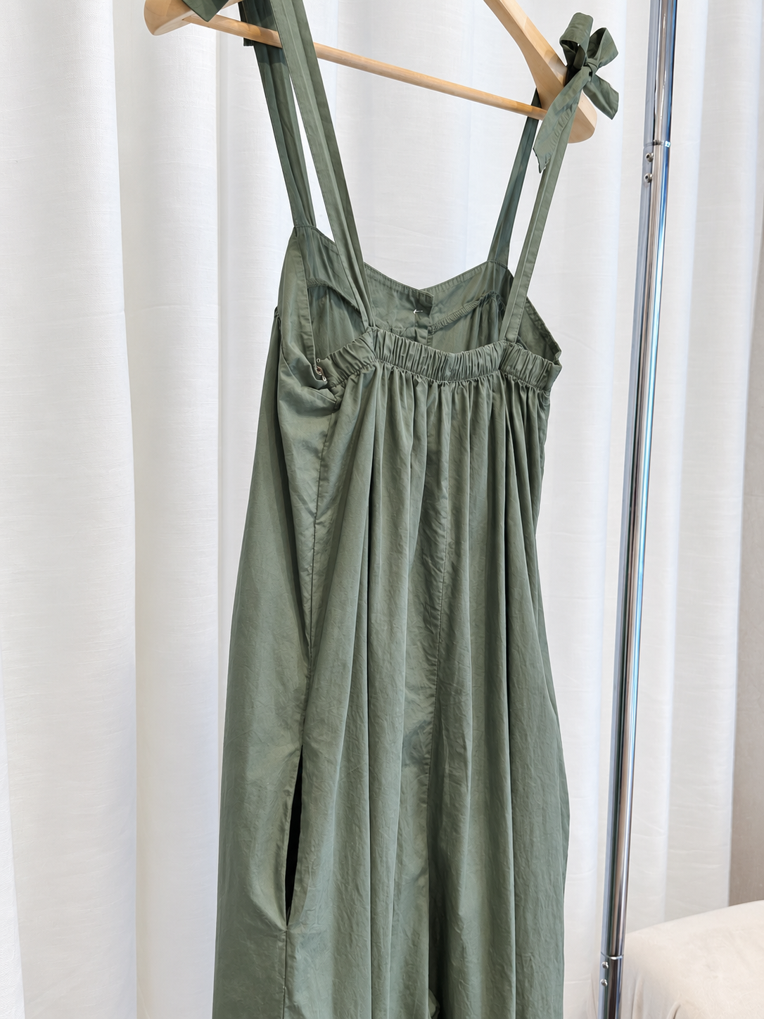 Mono con tirantes anudados en verde caqui