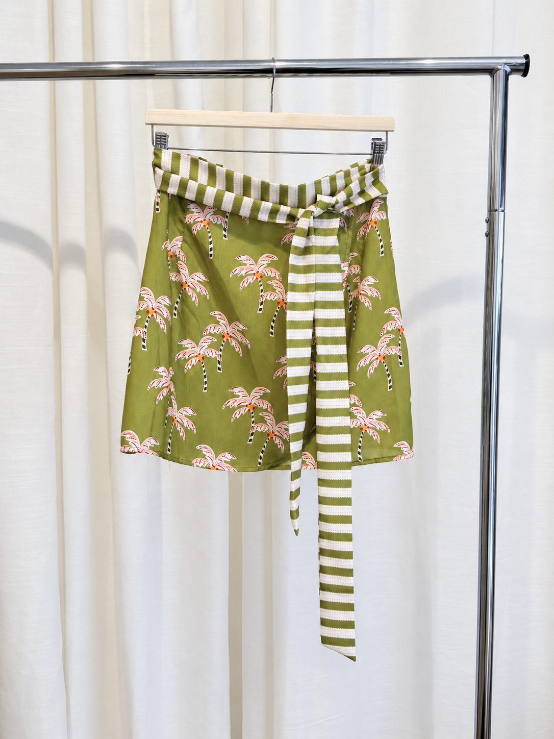 Falda pareo estampada con lazada en contraste