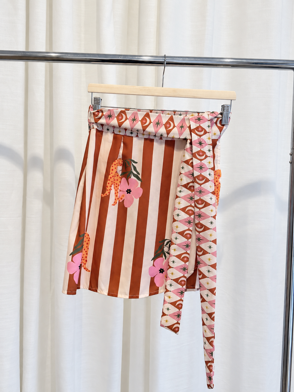 Falda pareo estampada con lazada en contraste