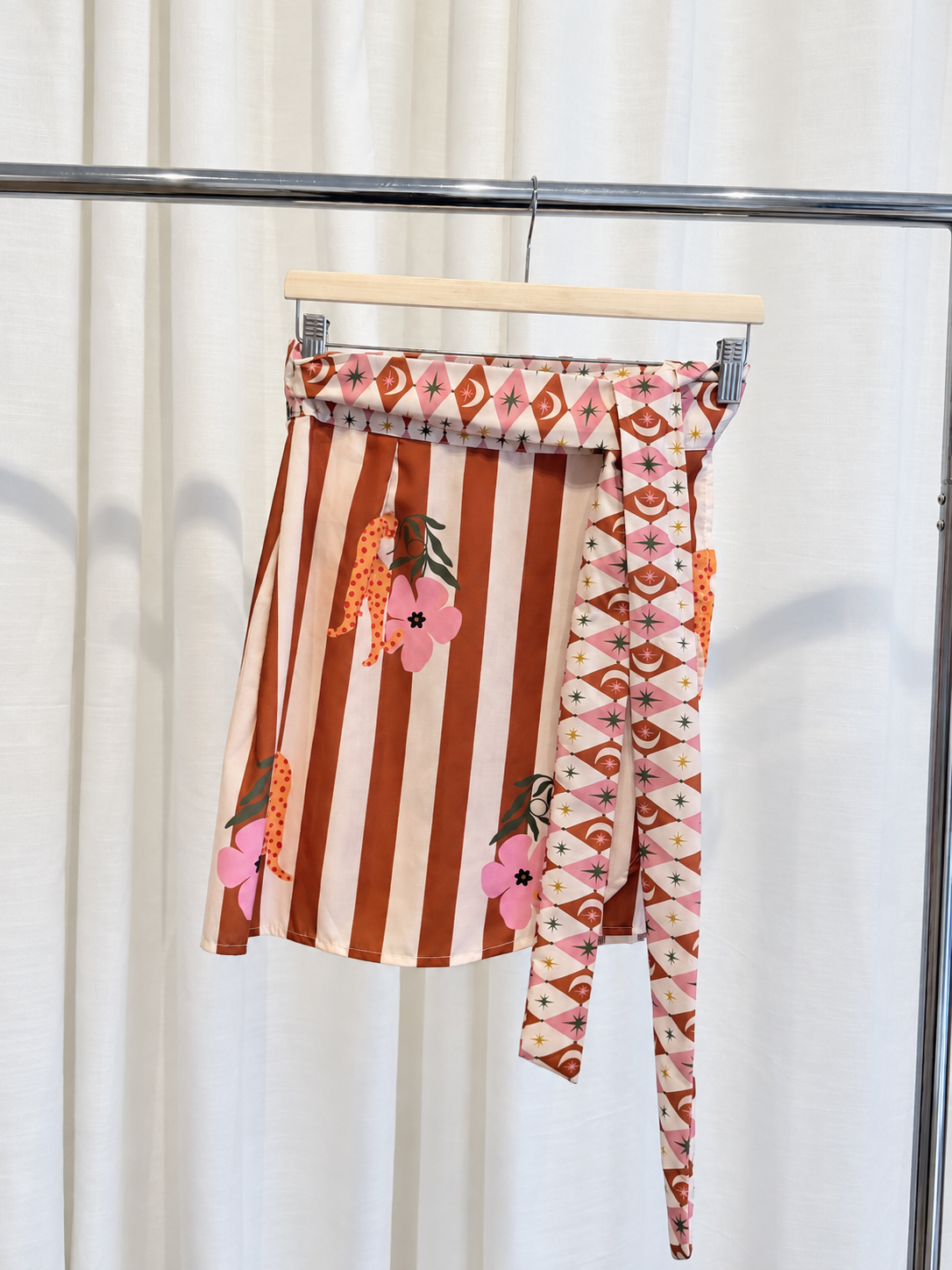 Falda pareo estampada con lazada en contraste