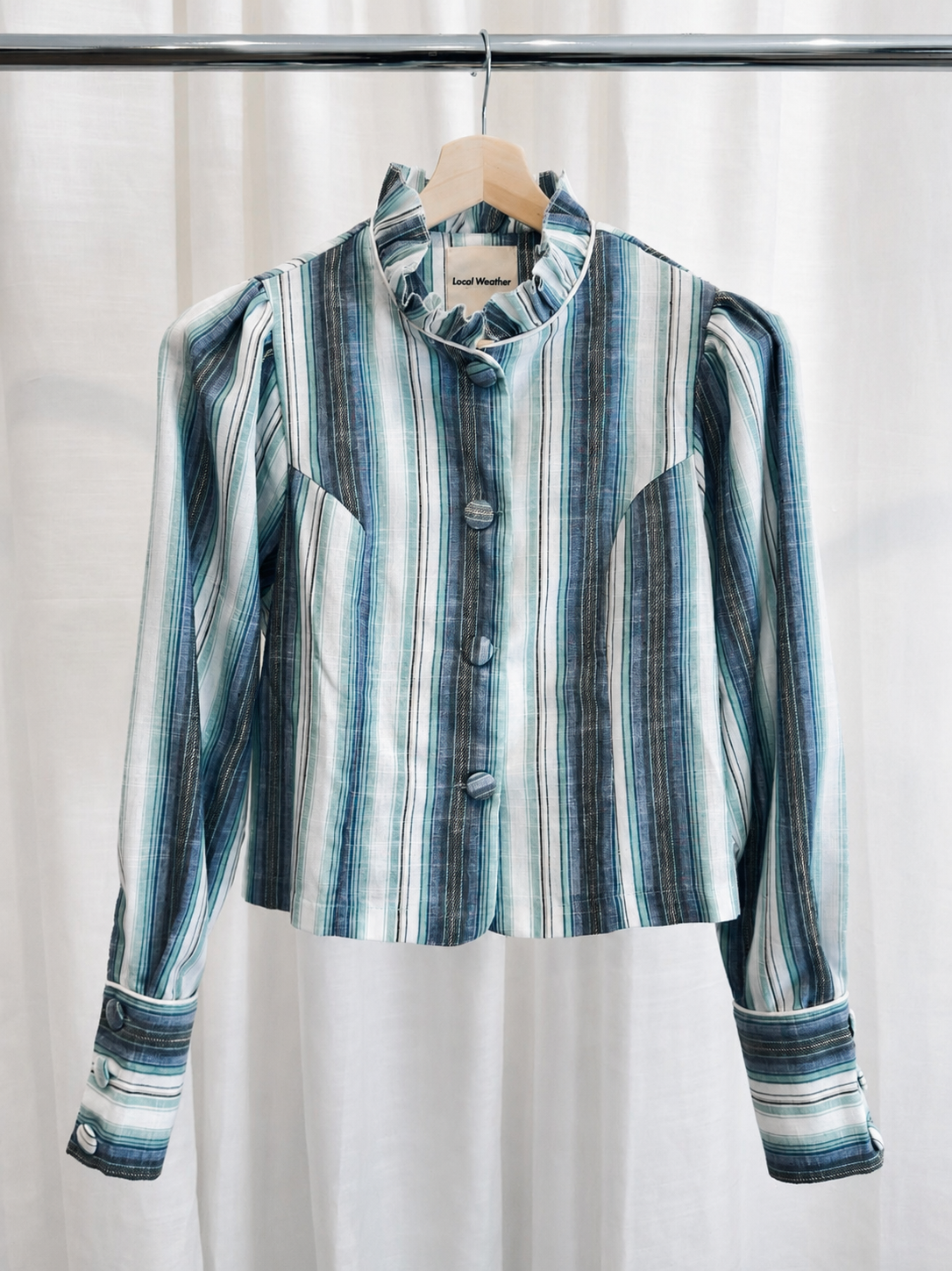Blusa de rayas con cuello de volante