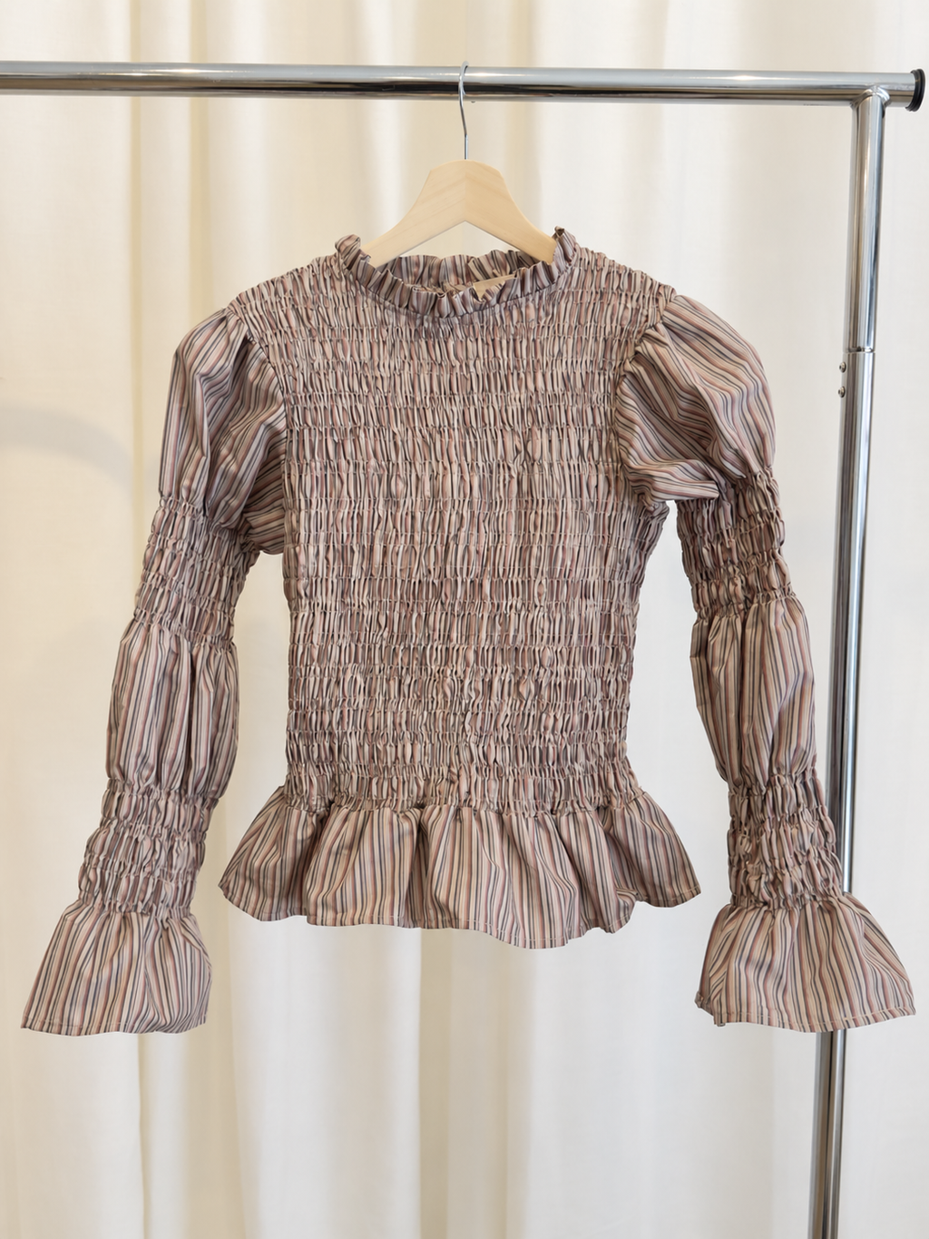 Blusa de rayas con nido de abeja y volantes