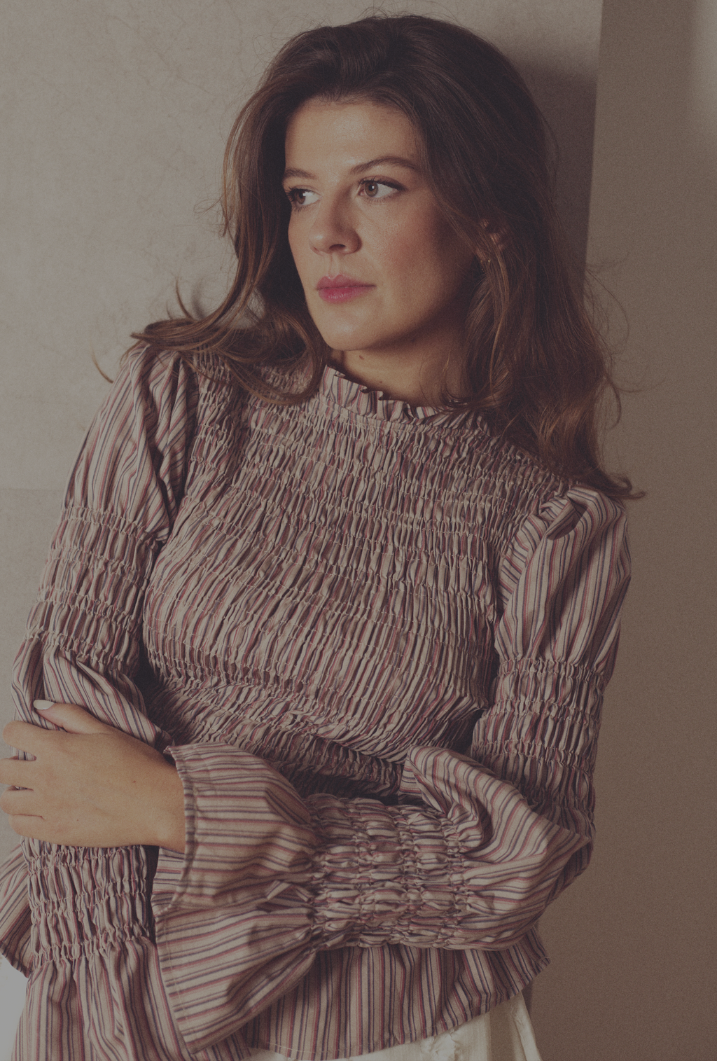 Blusa de rayas con nido de abeja y volantes